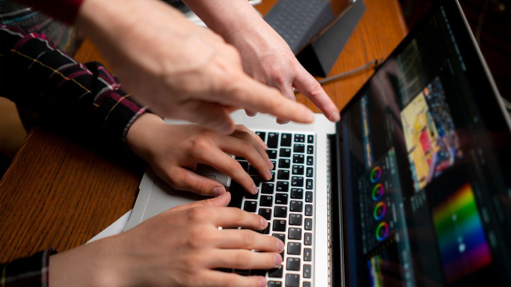 Création de site internet professionnel responsive avec design moderne et optimisation SEO.