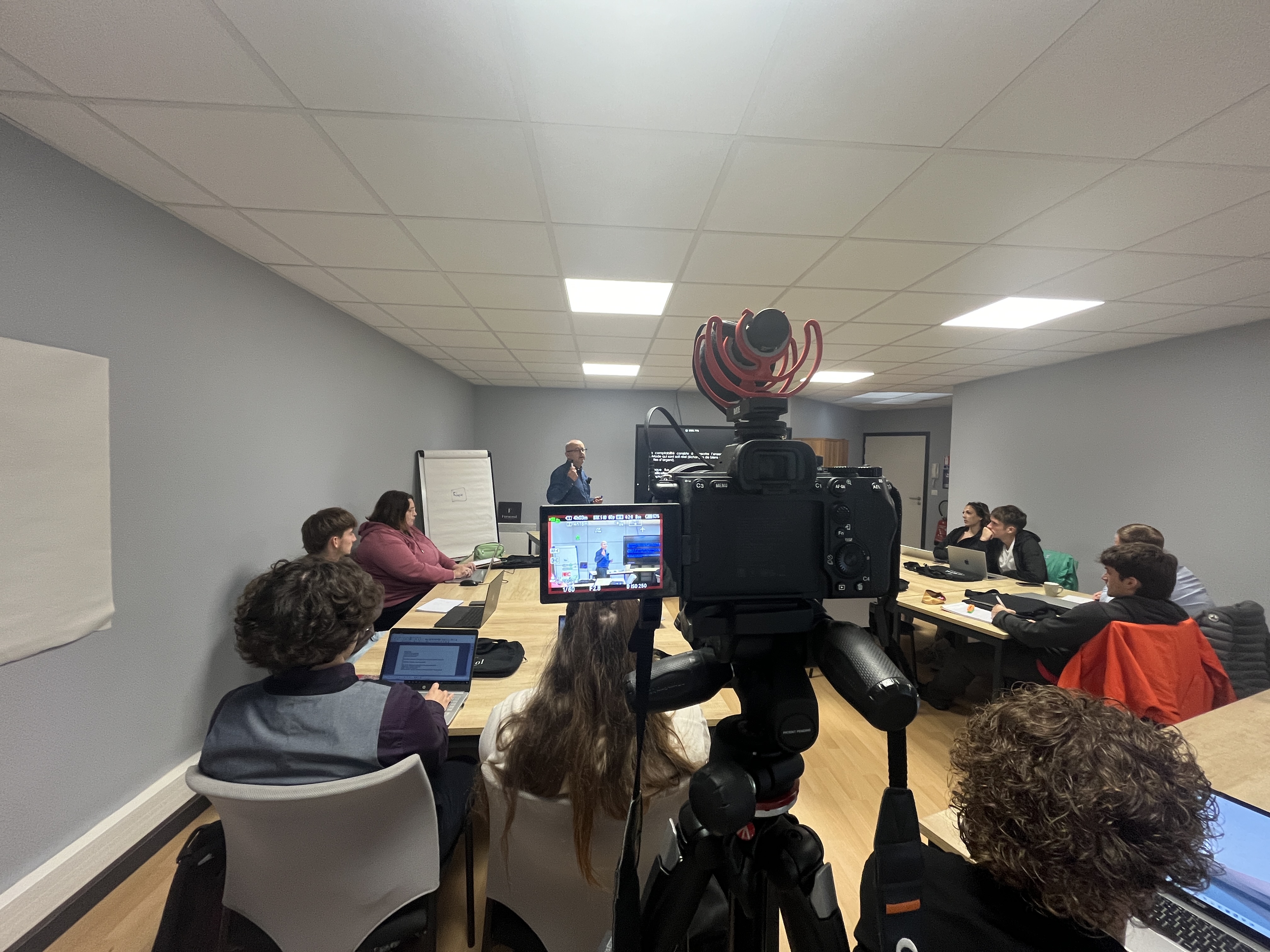 vidéaste en plein tournage d’entreprise